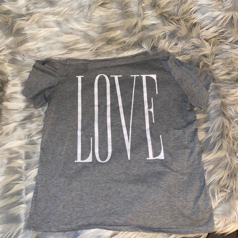 2/12👀 off the shoulder top